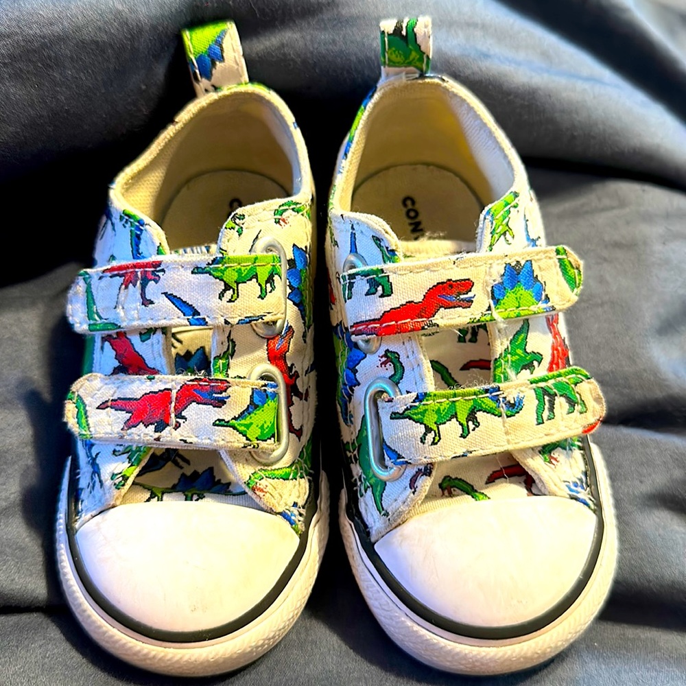 kids dinosaur converse size 6 walker